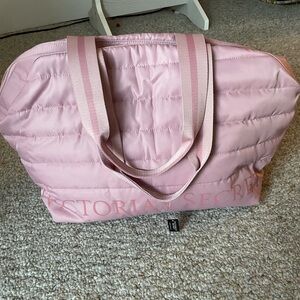 NWT VICTORIAS SECRET weekender quilted puffer bag. Shopper. Duffle bag. Tote.